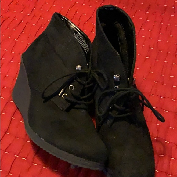 Black faux suede wedge lace up booties - Picture 2 of 3